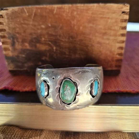 Vintage Navajo Turquoise Silver Cuff - Picture 2 of 4